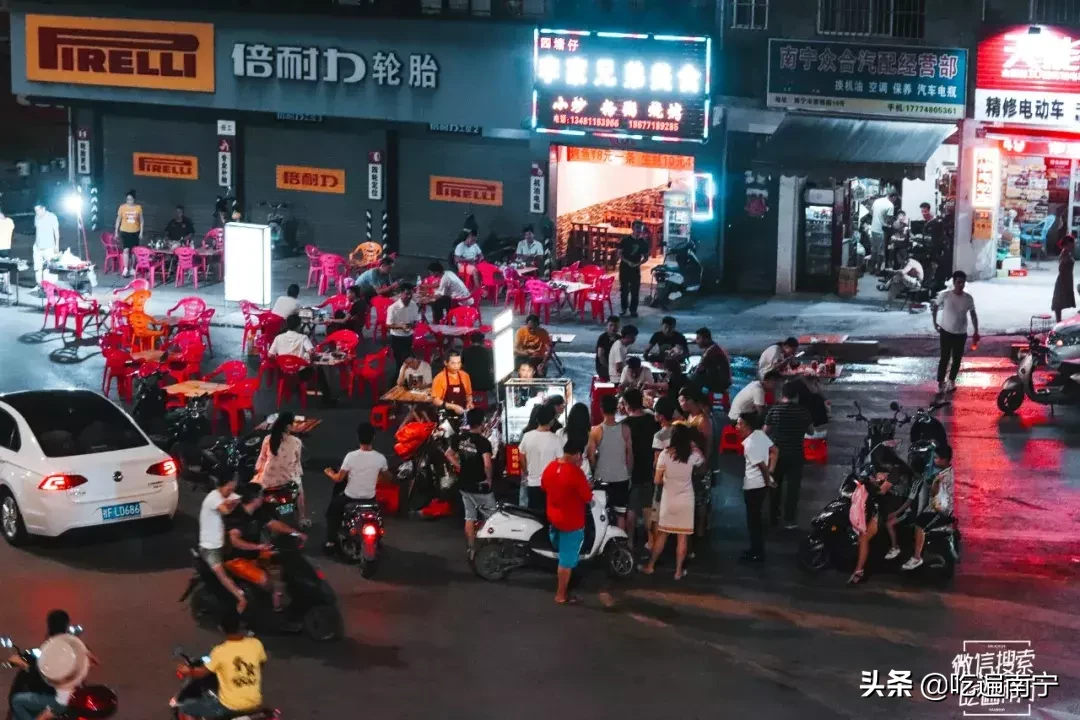 这家晚上10点半才开摊的烧鸭粉!还没开摊就有人在排队