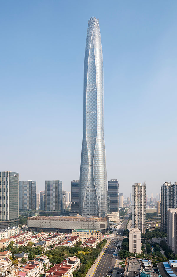上海帝国大厦图片(上海中心大厦632米高，刮台风时摆动超过1米4，烟花来了怎么办？)