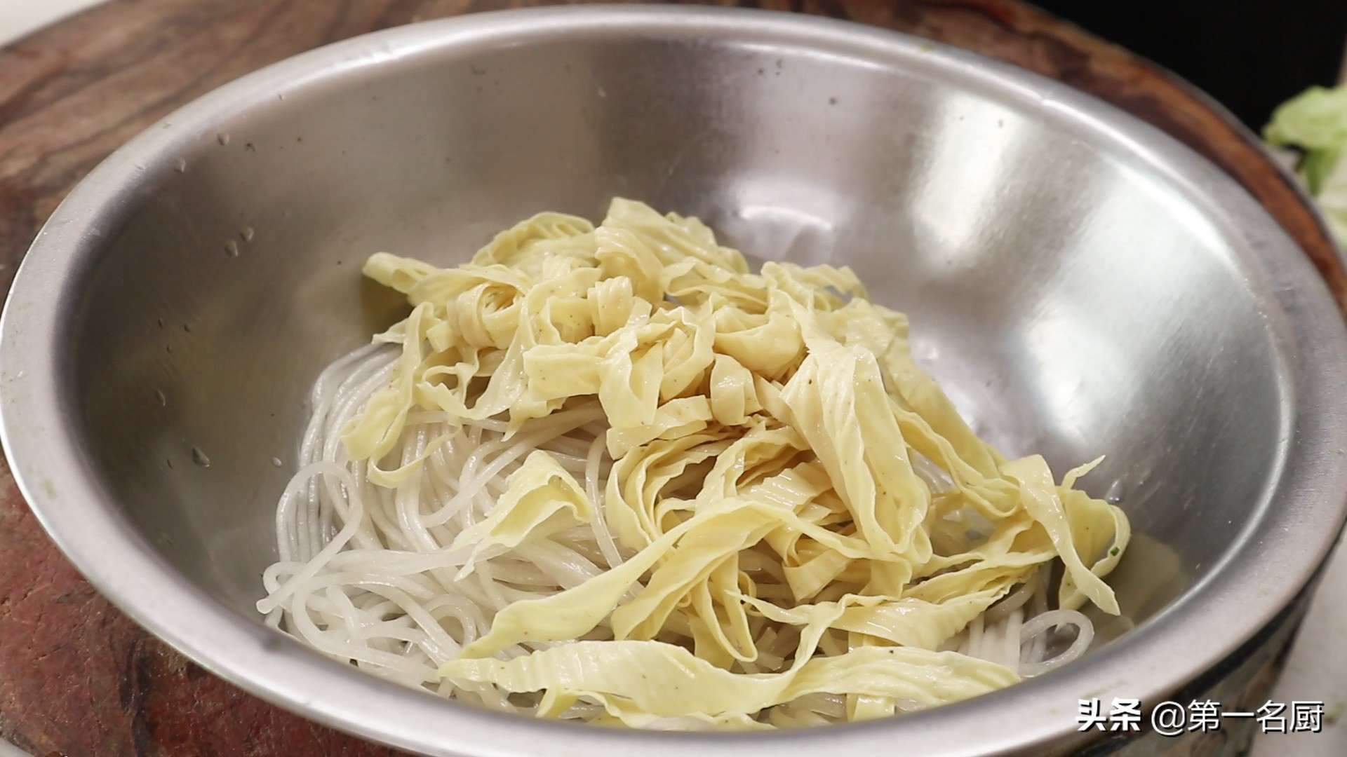 白菜燉粉條的家常做法,白菜燉粉條的家常做法不放肉