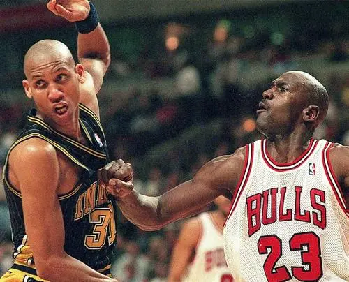 98篮球网nba直播吧（NBA纪实连载27：98年带领内忧外患的公牛三连冠，乔丹彻底封神上卷）