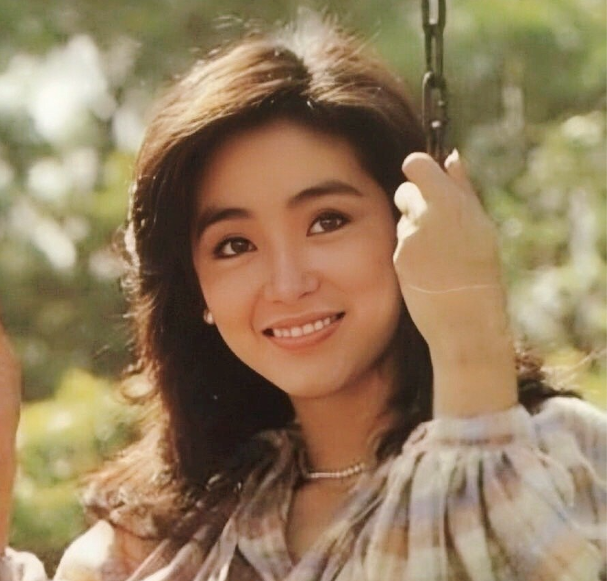 11月18日,林青霞凌晨2点多晒年轻时美照,又为粉丝们送上一张颜值巅峰