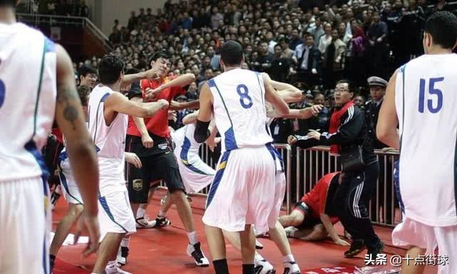 中国男篮打巴西打架全场录像(中国男篮当年与巴西的恶性群殴，为什么说张庆鹏才是爆发关键点？)