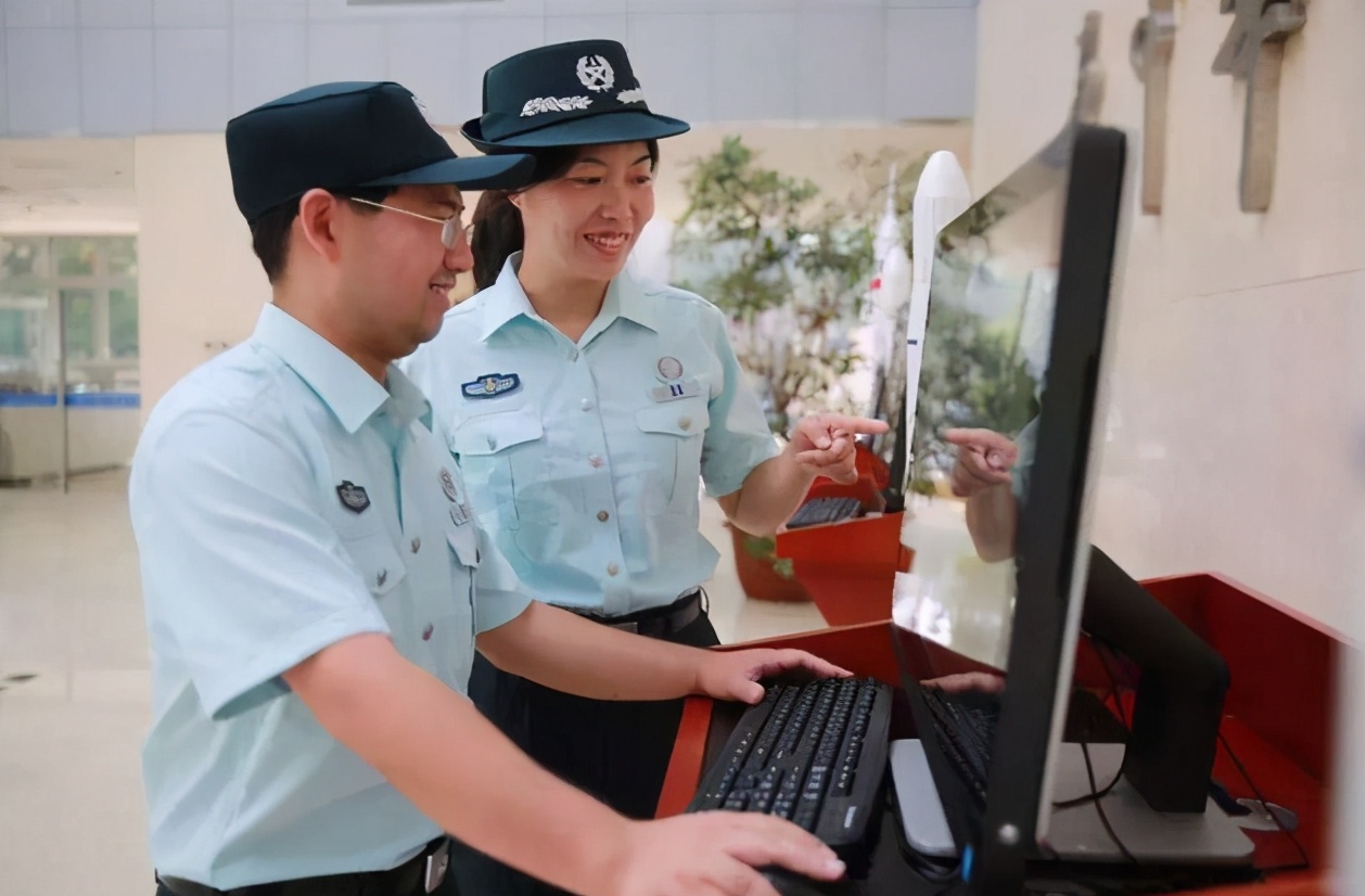 的风险,然而相比社会上996,007的工作制度,军队文职工作稳定性更高,还