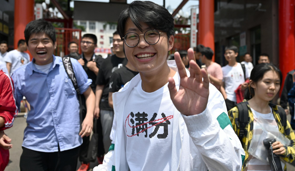 高考体检要脱得“一丝不挂”吗，体检医生很无奈：学生们都想啥呢