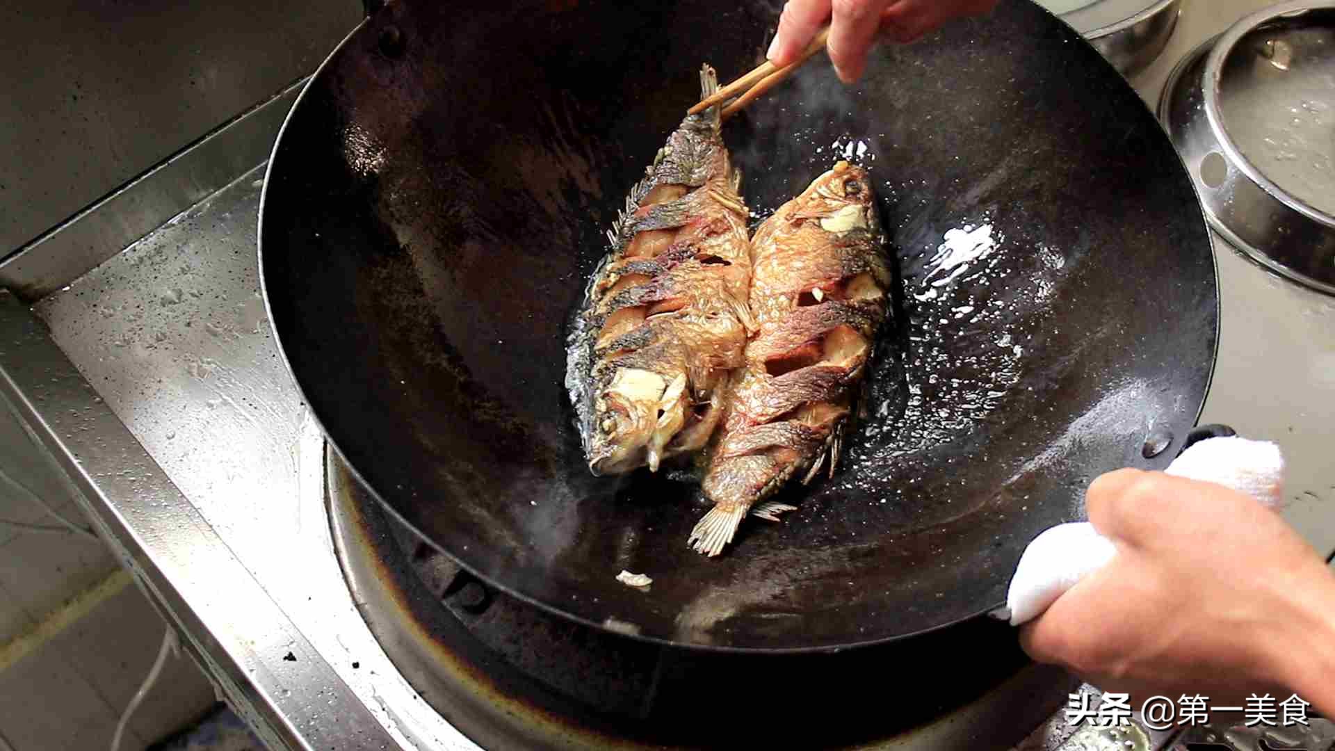 厨师长分享“豆瓣鲫鱼”的做法，煎鱼不破皮不粘锅，吃起来又入味