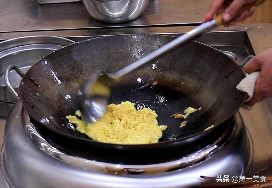 洋葱炒鸡蛋的做法（教你制作洋葱炒鸡蛋的两个简单做法）