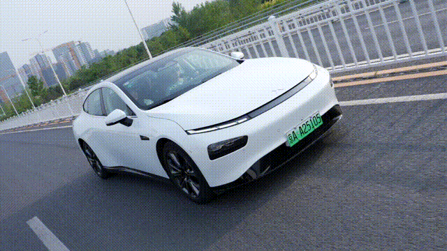 试驾小鹏P7「超长版电动超跑」！智能驾驶实用，续航里程不虚标
