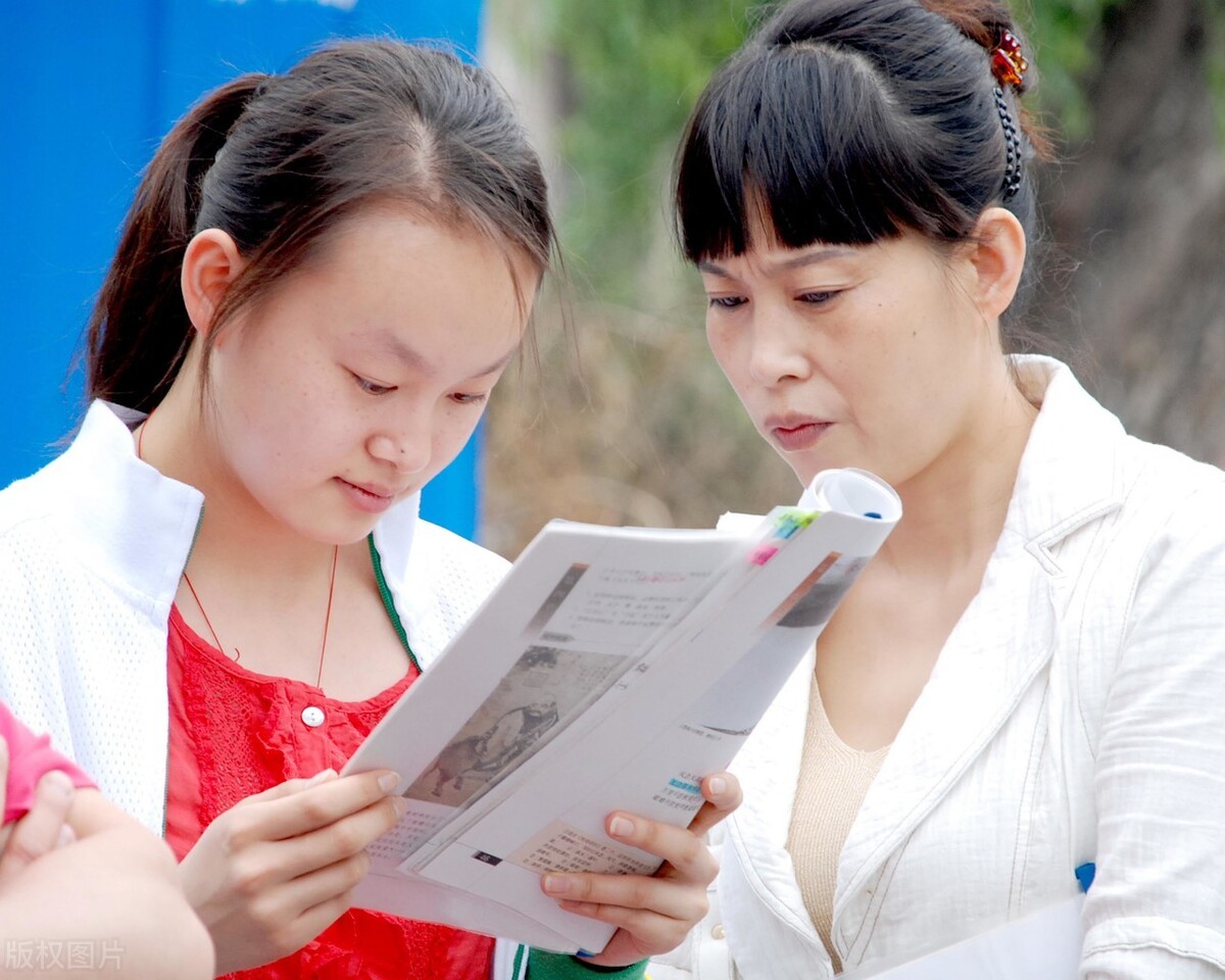 不舍得女儿上大学，妈妈住宾馆陪读，“巨婴”越来越常见