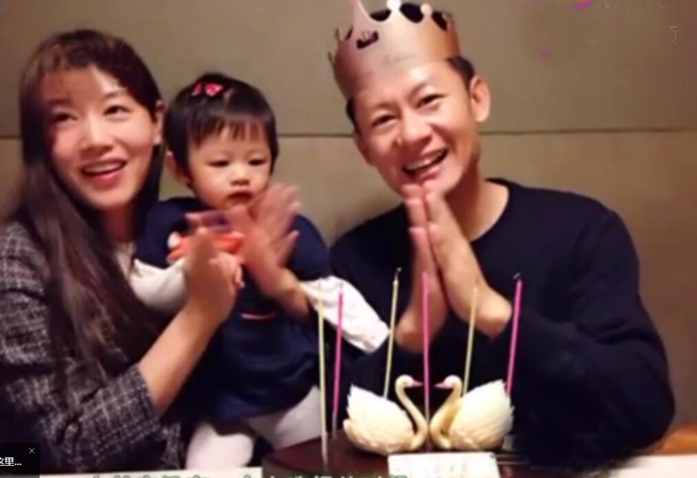 幸福的一家三口2020年9月,李健与妻子已结婚12年了.