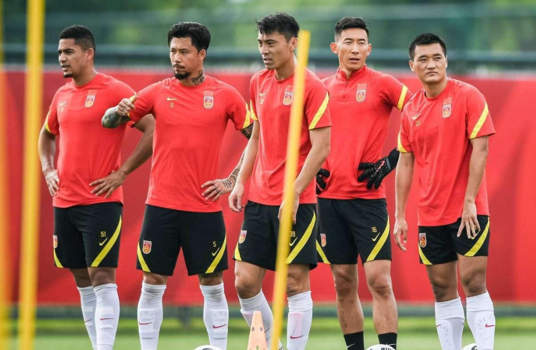 为什么老球迷都不碰中超（观赛人数不到一万人，不仅是广州恒大，中超的比赛为何没人看了？）-趣拿体育