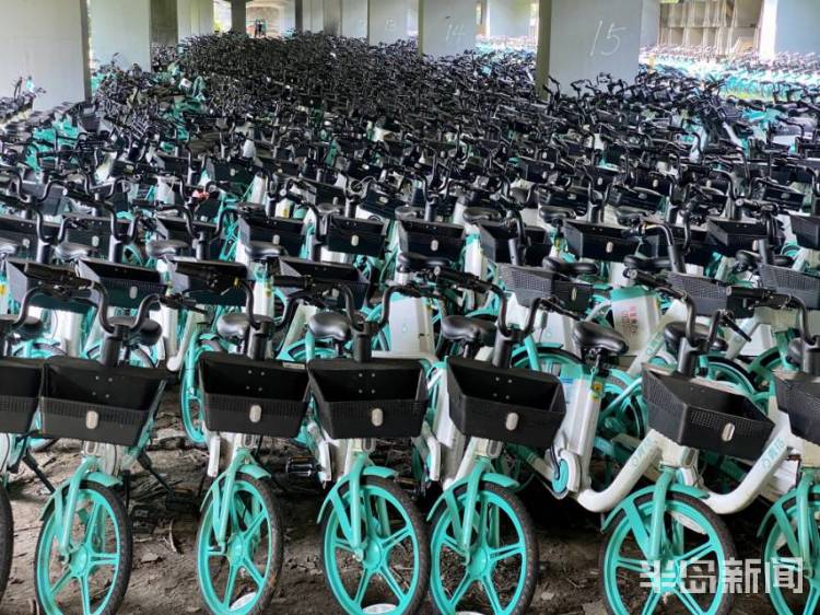 半岛独家丨太壮观！数千辆共享电动自行车藏身立交桥下！网友发问：危险不？车牌呢？