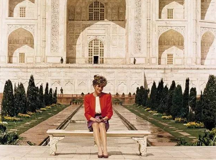 戴安娜王妃拒吻图片(戴安娜:独坐泰姬陵拍照,当众拒绝查尔斯的亲吻,她