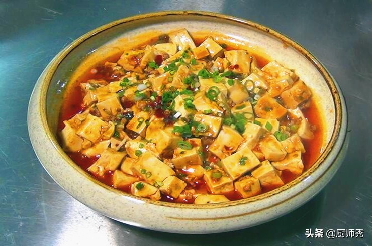 麻婆豆腐的做法步骤(麻婆豆腐的家常做法，麻辣鲜香，口感顺滑，无法抗拒的美食诱惑)