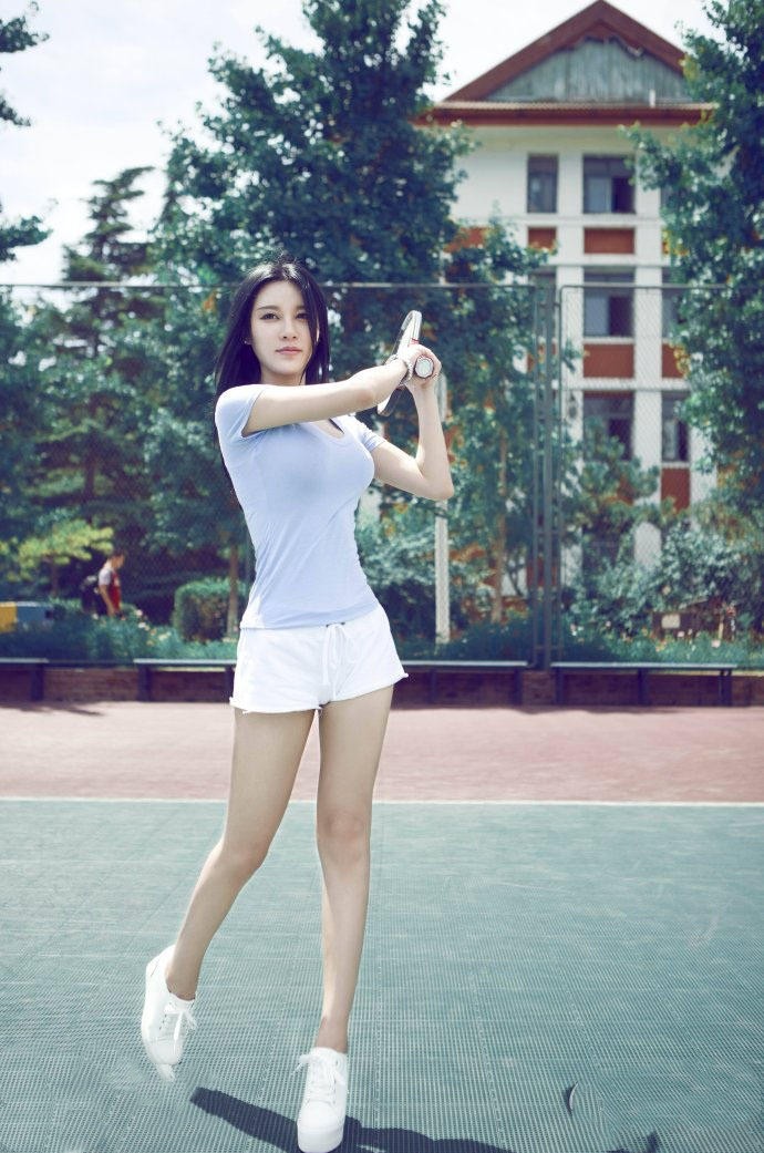 足球宝贝大胆秀胸(她是最美足球宝贝,一记"胸夹手机"走红,网友追问