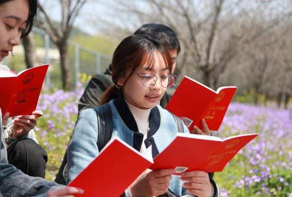 有种公务员叫选调生，部分高校大学生可以报考，考上或许是干部