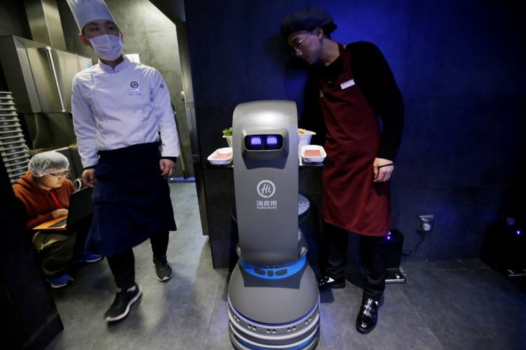 机械臂大厨+送餐机器人，北京人工智能海底捞餐厅开业！