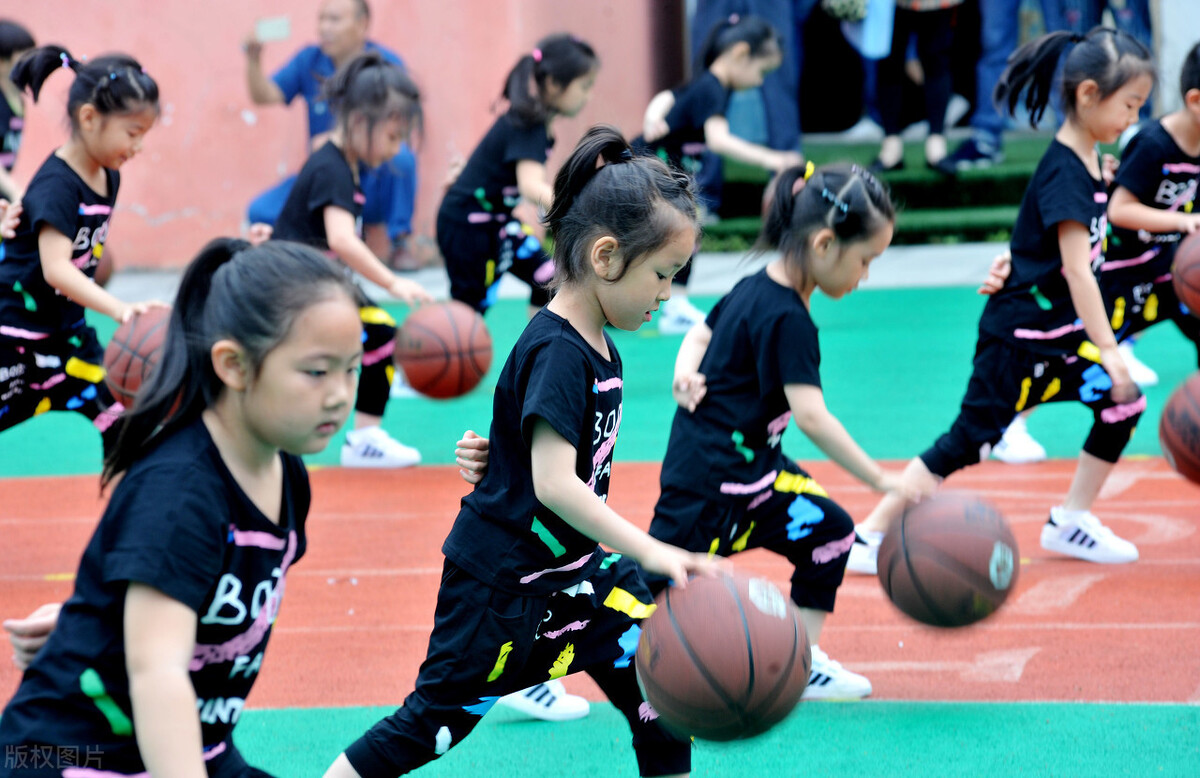 先看看我们这里幼儿园中班上半学期的目标要求:定点拍球连续30个以上.