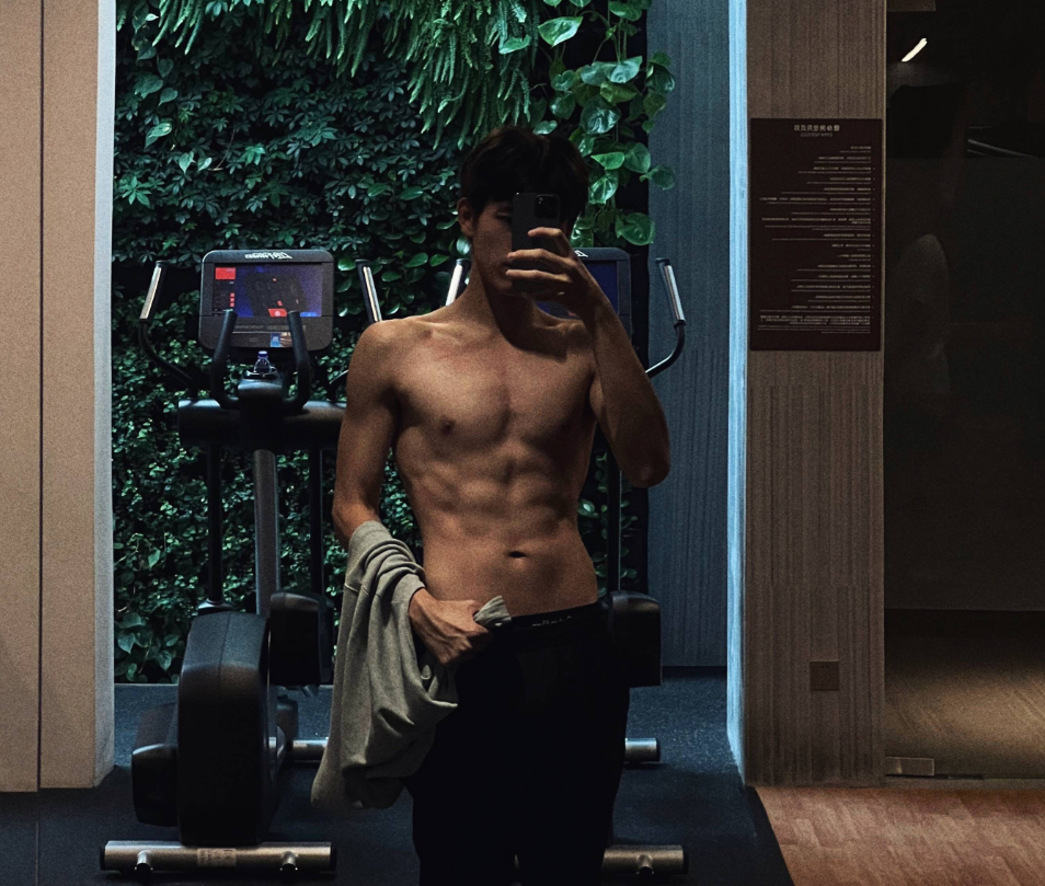 陈凯歌21岁儿子晒照，八块腹肌好惹眼，曾为戏减肥暴瘦15斤