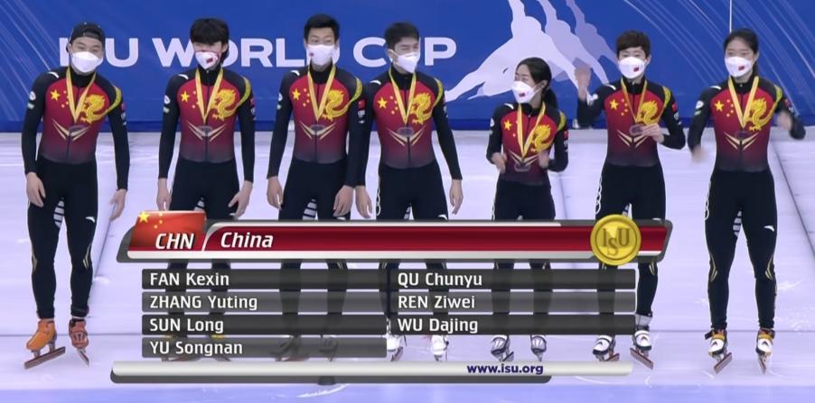 中国队夺冠！武大靖被撞受伤，被动换人逆天改命，颁奖互戴金牌