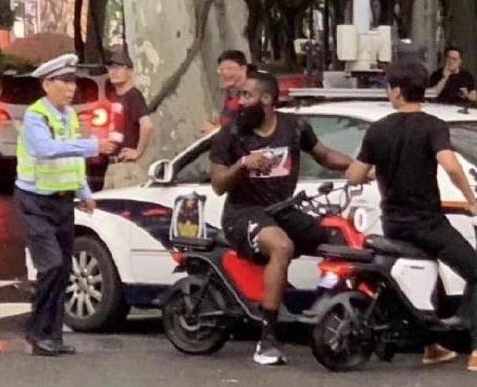 nba球员为什么要穿中国衣服(NBA球星想伪装成中国人，别人都在模仿 只有他活成了中国人)