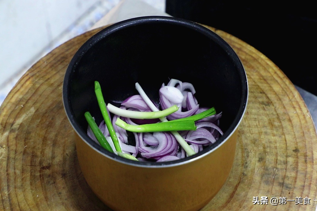 电饭锅焖鸡做法（电饭锅焖鸡不放水油软烂脱骨香嫩入味）