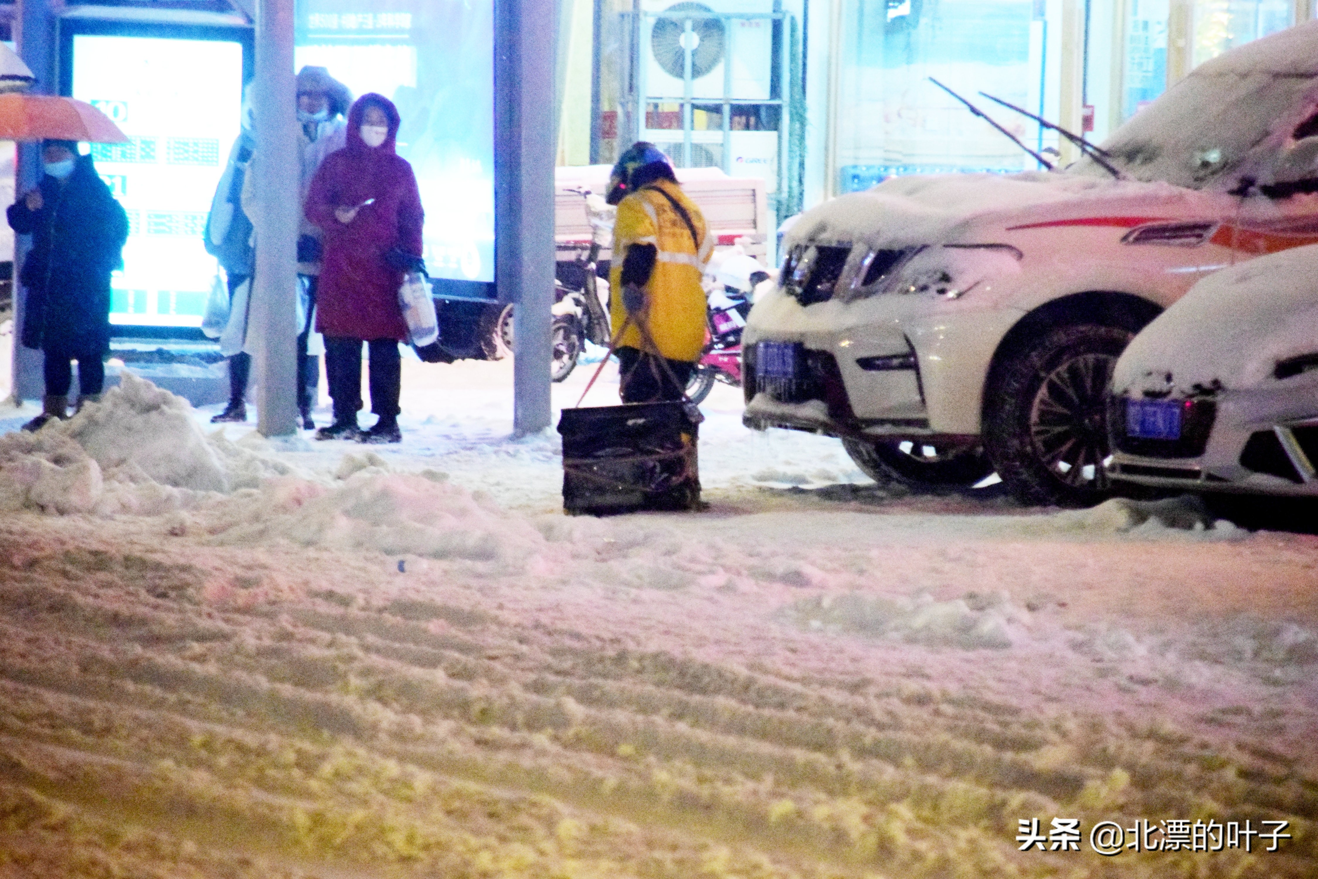 大雪之中，女士拖着箱子去送外卖，箱子坏了，恳请王兴不要扣她钱