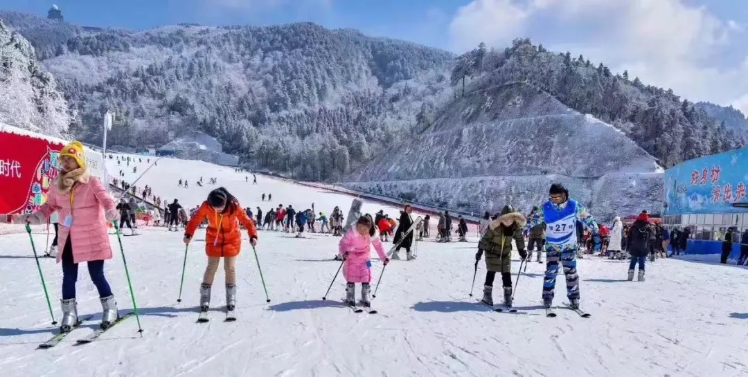 12月杭州哪里可以滑雪(千米高山，十年品牌，临安大明山万松岭滑雪场昨天开滑)