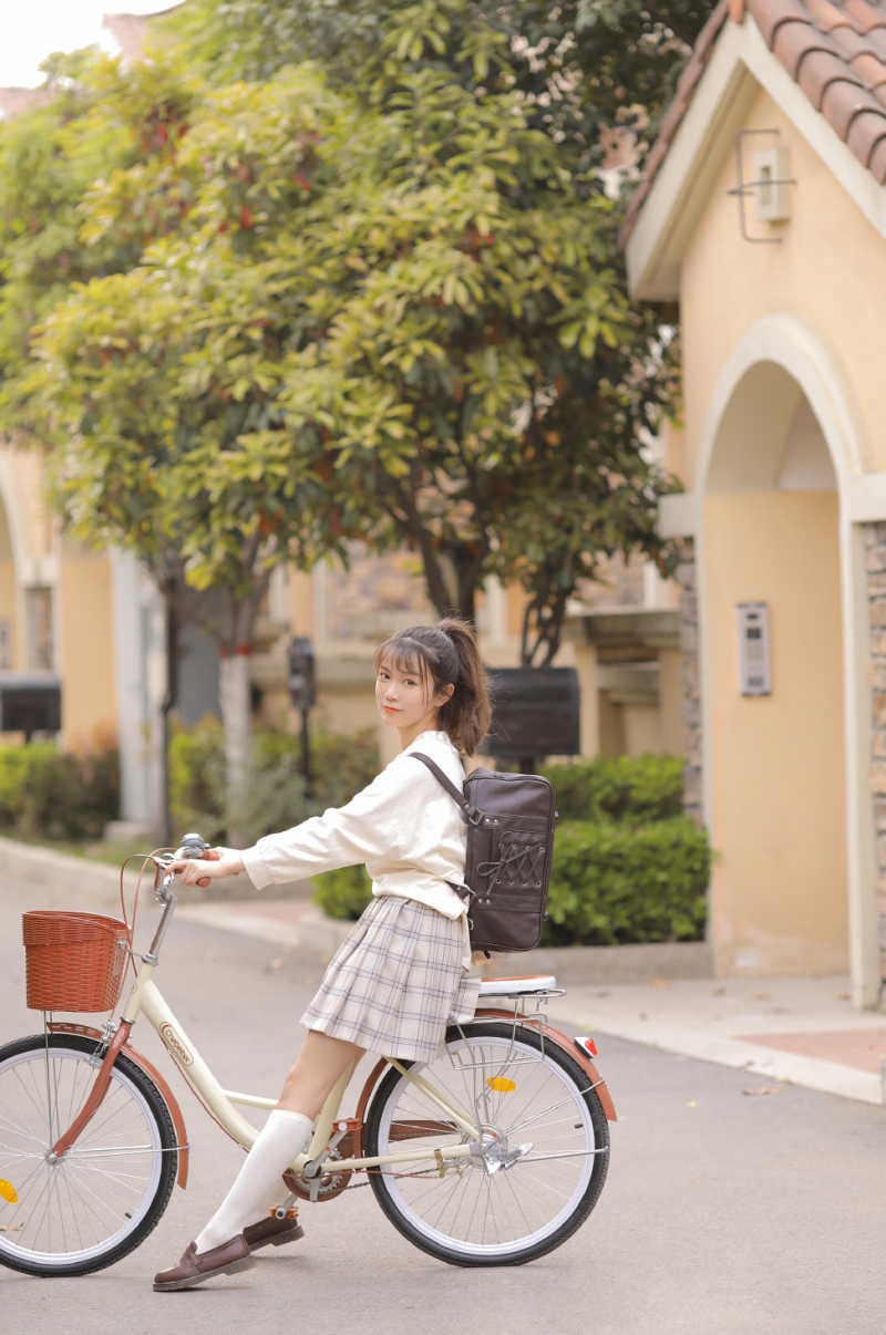 清纯校园美女(美少女清纯唯美写真，身着JK制服校园自由骑行，那是我逝去的青春)