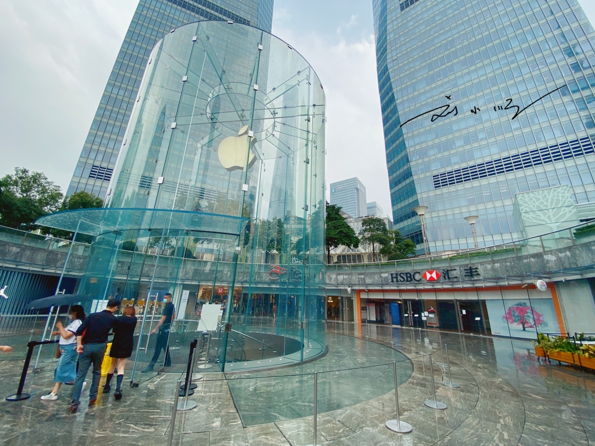 上海第一家苹果专卖店,就在东方明珠旁边,被誉为最美苹果专卖店