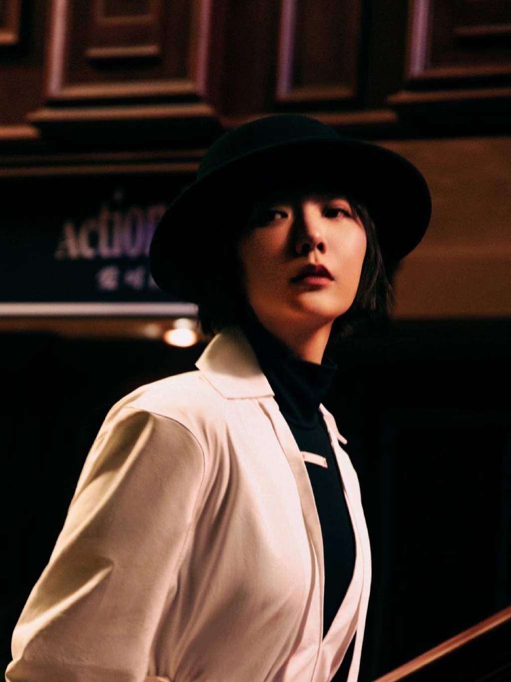 2004年王珞丹搭档佟大为,杨雪,朱雨辰等艺人,主演了个人首部作品爱情