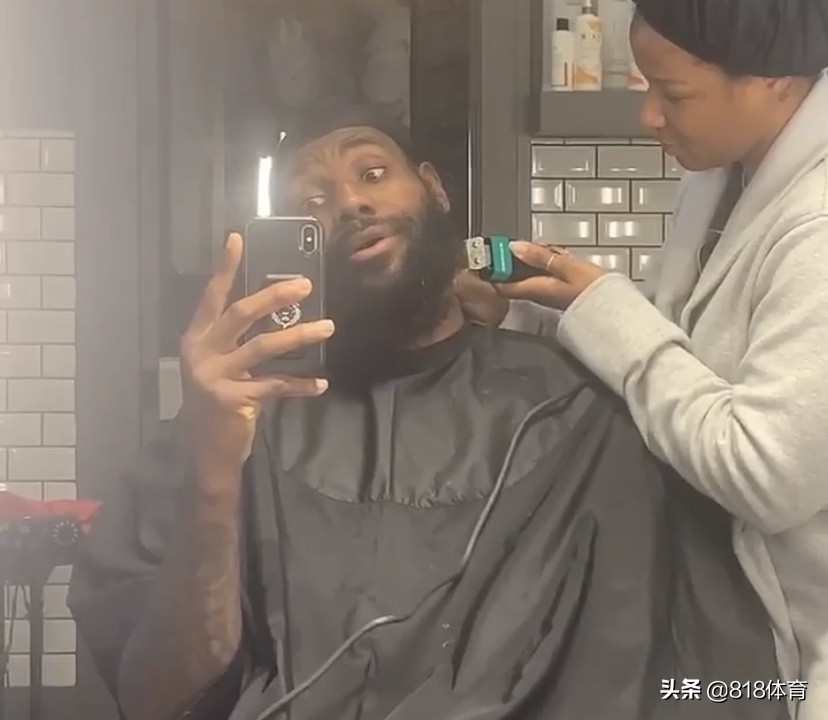 詹姆斯老婆是（秀恩爱!詹皇晒妻子萨瓦娜为自己剃须：如果这不是信任 那啥才是？）-华海博客