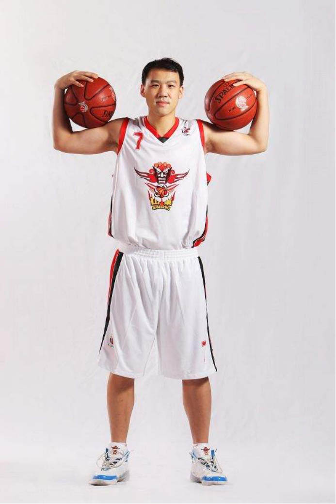 砍下职业生涯最高分1986年,孙杰出生于山东莱阳,从小就对篮球产生了