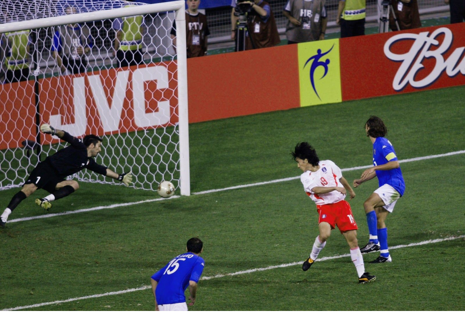 02年世界杯有没有黑哨(韩国用黑哨偷走02世界杯，那年意大利英雄该被称颂吗？)