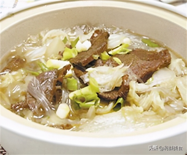 2,白菜切条或切段可根据个人喜好确定,白菜切条狗肉宜手撕成条,反之应