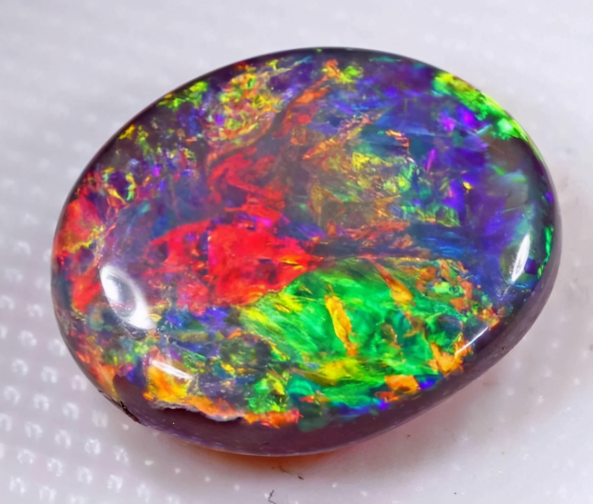 欧泊备受世人喜爱可以变色的神奇宝石