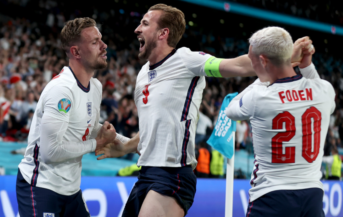 首进欧洲杯决赛,终结55年等待,忘情庆祝)