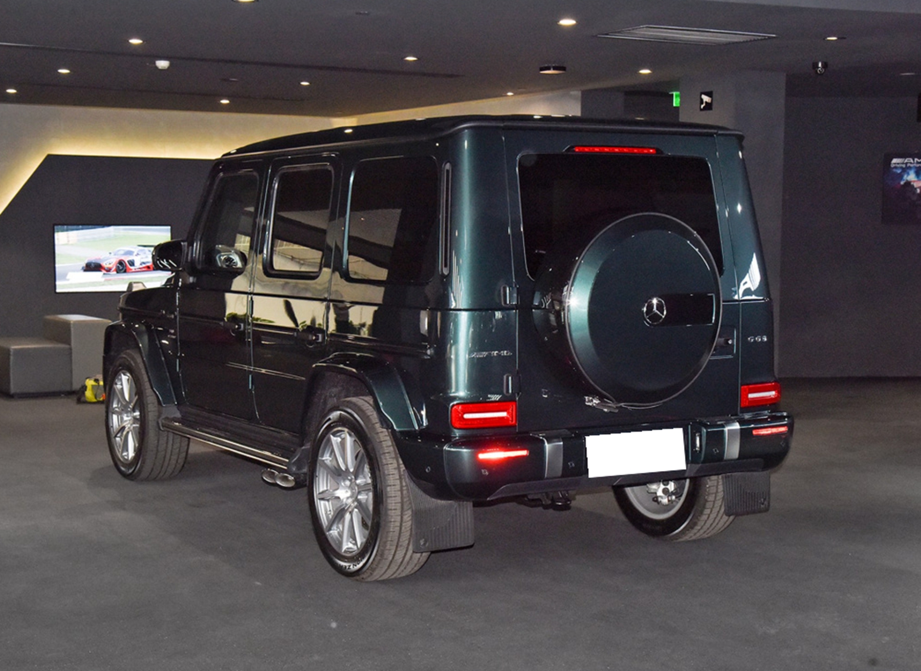 路边停了一辆奔驰大g,看到车门上的一行小字,路人:吹牛不犯法