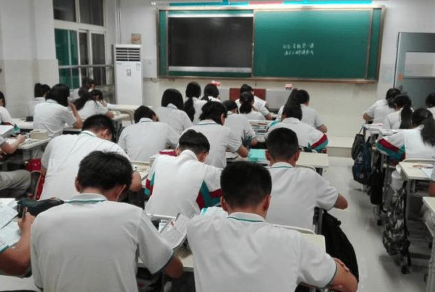 高中生需要“住校”吗？三类学生并不适合，成绩反倒可能下降