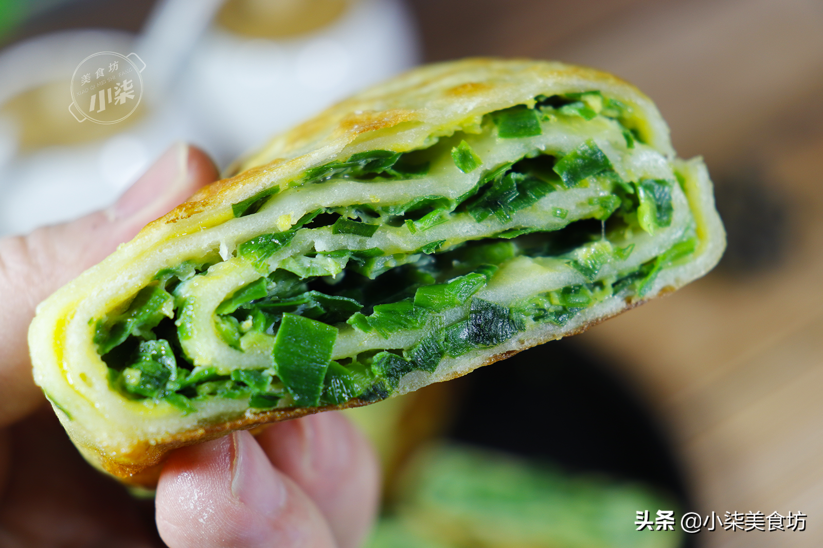 韭菜盒子新做法，翠绿不出水，一层比一层香，吃过一次就忘不了