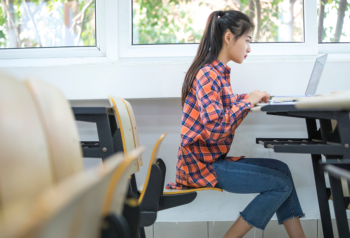 95后美女副校长走红，颜值与实力均在线，却因“学历”引发争议