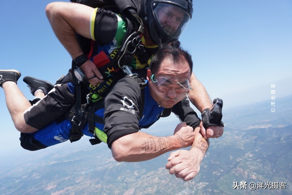 打卡在4000米高空，风靡世界的高空跳伞，悄然改变国人的度假方式