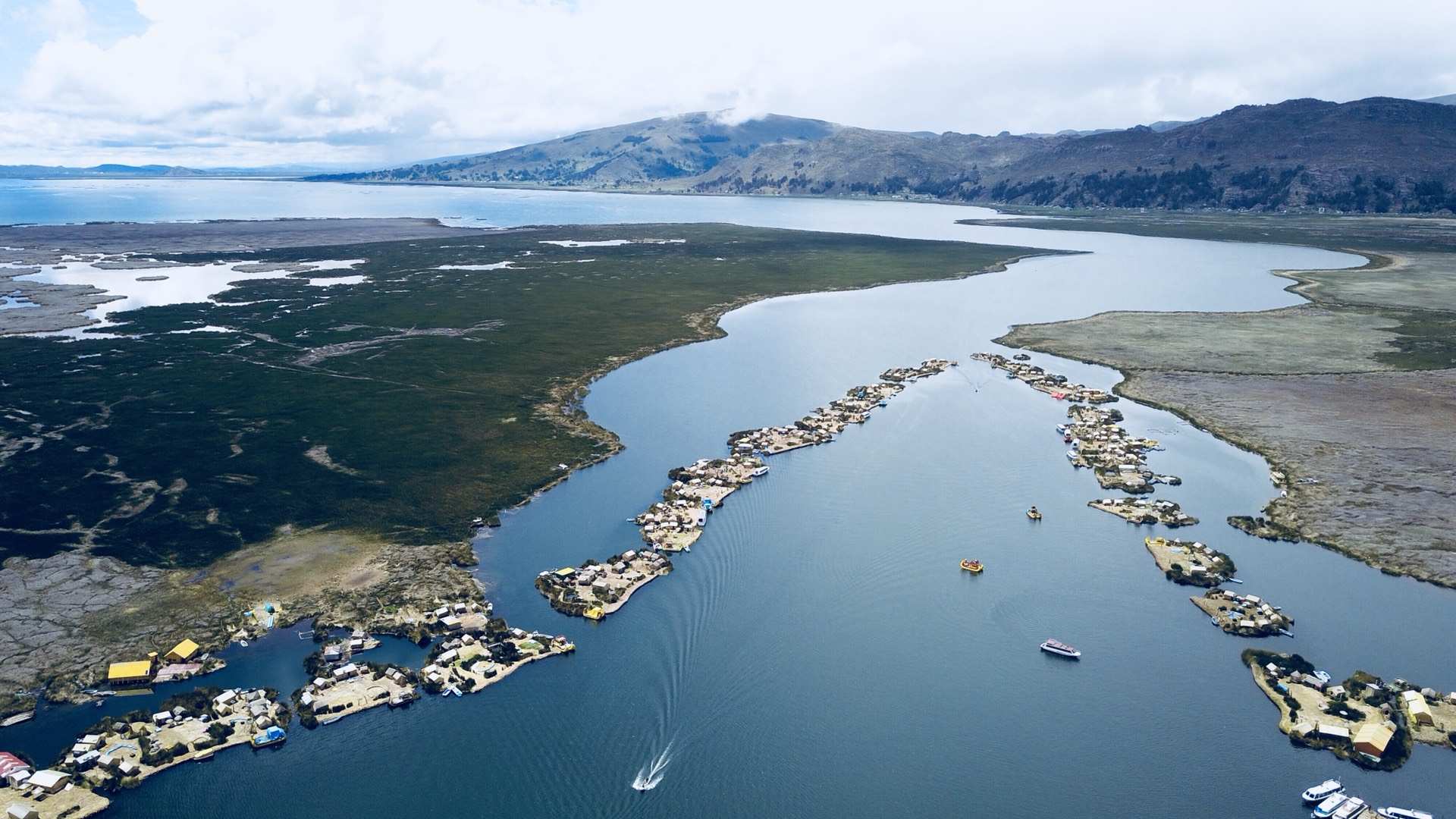 的的喀喀湖的的喀喀湖具有"海拔高而不冻,处于内陆而不咸"的特征,的的