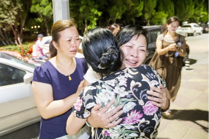 高考结束铃声响起，考生母亲“坐地大哭”，这个问题很严重