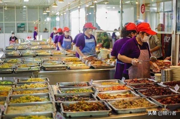 承包一个8000人的学校食堂，每年要交365万，能接手吗？