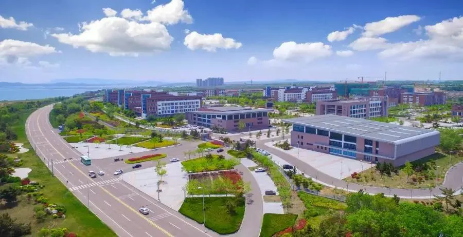 来荣成读大学：在蓝天碧海间绽放最美青春