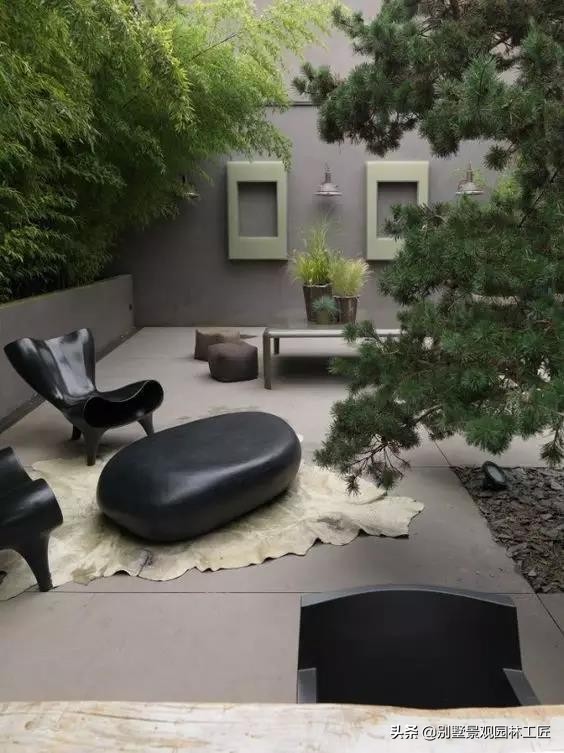 清灰色调的简奢别墅庭院设计，一面素实水泥墙，美了一个院子