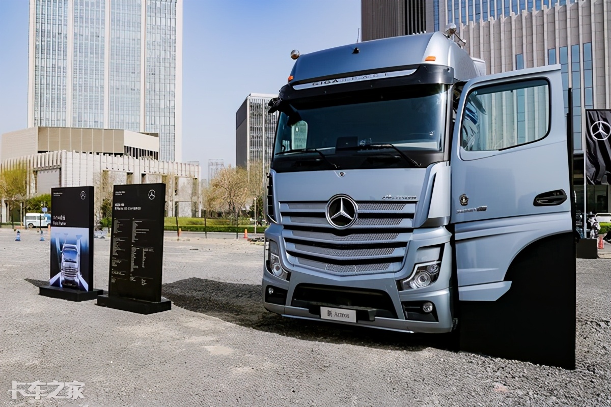 价值120万元,配电子后视镜,实拍奔驰顶配actros牵引车