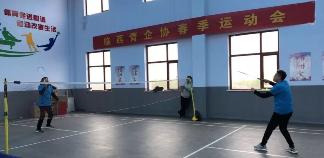 乒乓球赛场青企协两位副会长贾金伟和薛宗朋较上劲了,两位商业大咖做