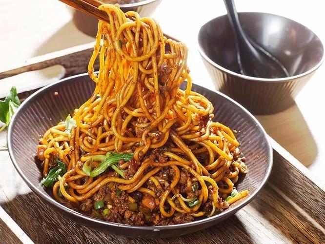 炸酱面的家常做法(北京炸酱面)