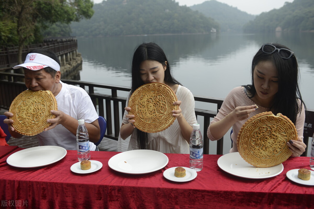 城市快节奏压得人喘不过气，中秋归乡才懂，慢下来才是生活真正的模样。